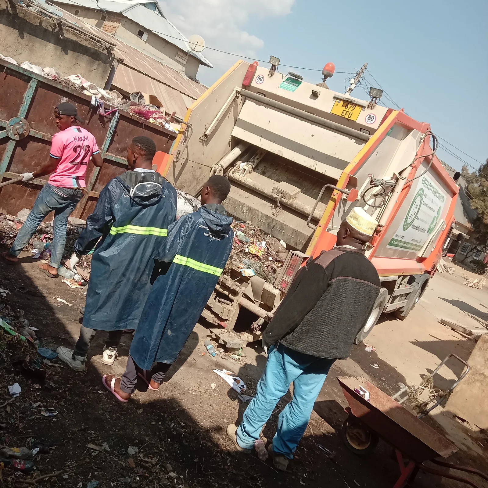 Nzovwe — Loading waste onto the garbage truck
