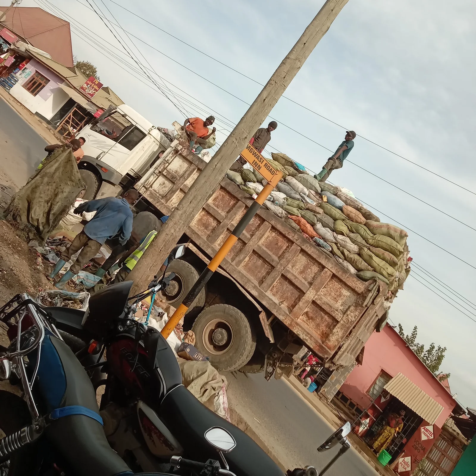 Mabanzini-Mwakibete — Taking waste around mabanzini