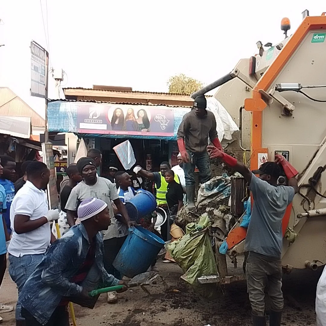 Sokoni-igawilo — collecting waste in compactor after general cleaning in street vendors