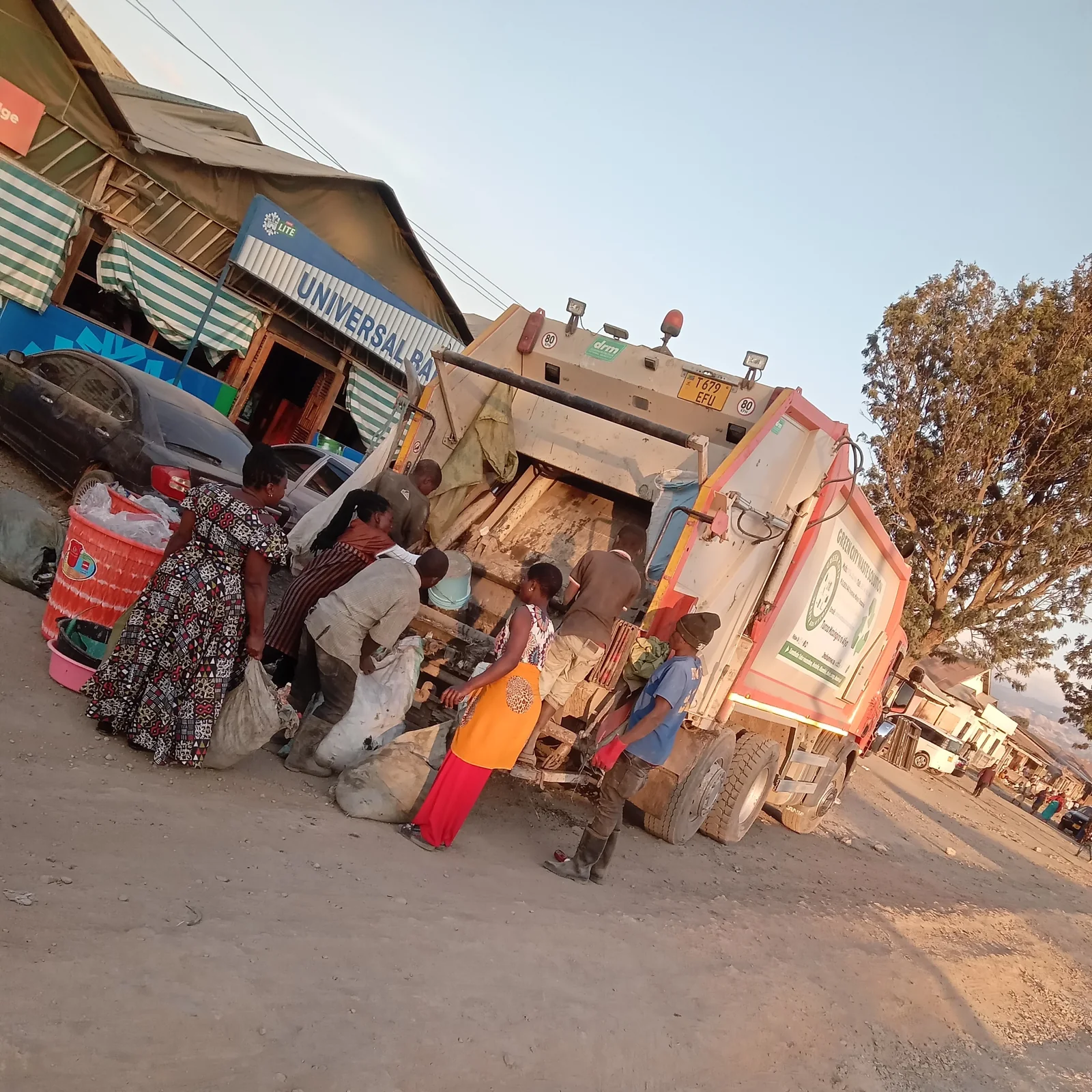 Universal-Igawilo — Taking waste around universal bar